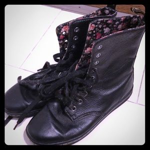Dr.Marten US women’s 8 black, floral interior